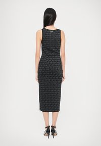Čierne midi šaty s priliehavým strihom, zdobené opakujúcim sa logom. Hladká textúra a bez rukávov, s rovným lemom.