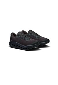 Scarpe sportive nere con tomaia in mesh testurizzato, caratterizzate da lacci a contrasto, un'intersuola imbottita e una suola in gomma con dettagli ritagliati.