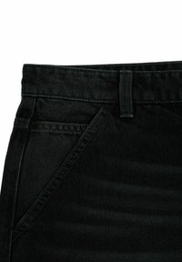 Czarne dżinsy charakteryzują się gładką fakturą, prostym pasem i bocznymi kieszeniami. Materiał ma lekki połysk i jest wytrzymały.