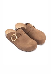 Sabots en daim marron avec détail de boucle dorée, design enfilable, bout arrondi et semelle texturée. Fini doux et style décontracté.