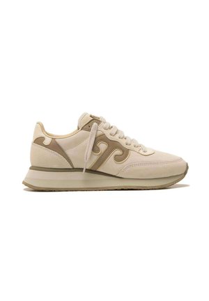 Sneaker beige e tan in suede con suola spessa, stringhe annodate e dettaglio curvo decorativo sul lato, mostrata dal lato destro su sfondo bianco.