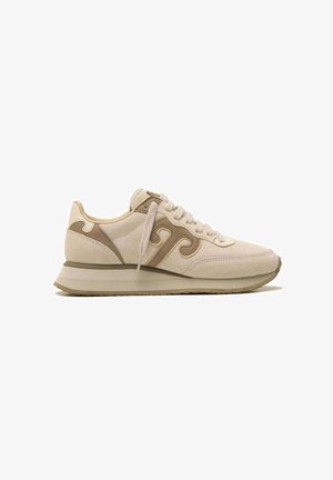 Sneaker beige e tan in suede con suola spessa, stringhe annodate e dettaglio curvo decorativo sul lato, mostrata dal lato destro su sfondo bianco.