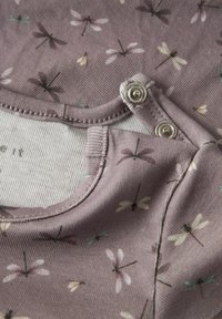 Vêtement pour bébé à manches courtes en lavande, présenté avec un motif de libellule, fermeture à pression, texture douce et encolure ronde.