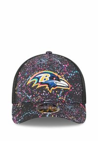 Schwarze Baseballmütze mit einem bunten Spritzmuster. Auf der Vorderseite befindet sich ein gesticktes Baltimore Ravens-Logo in Blau, Gelb und Weiß.