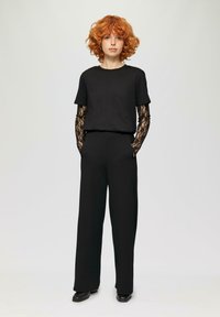 QS ELASTISCHE HIGH WAIST MIT WEITEM BEIN - Broek - schwarz