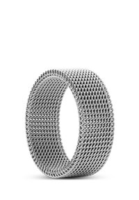 Sølv rustfrit stål mesh armbånd, cylindrisk form, med et fleksibelt vævemønster og en glat overflade, hvilket skaber et moderne, minimalistisk design.