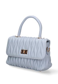 Lichtblauwe gequiltte handtas met een gestructureerde vorm. Voorzien van een bovenhandvat, gouden hardware en een klep met een decoratieve sluiting.