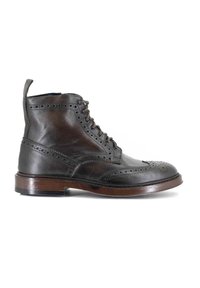 Stivale alla caviglia in pelle marrone con brogue, caratterizzato da intricate perforazioni, punta rotonda, chiusura con lacci e un robusto tacco in legno.