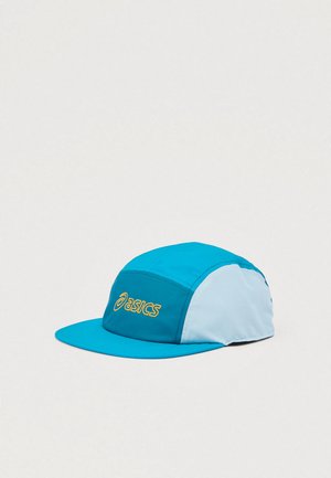 Casquette turquoise au design structuré, avec une visière bleue et des panneaux latéraux bleu clair. Logo « asics » brodé en jaune sur le devant.