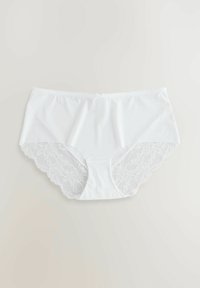 Vita bomullspanser med blommig spets på sidorna. Tyget är slätt och spetsen har en scalloped design.