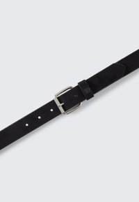 Čierny kožený opasok s hladkým povrchom, vybavený striebornou kovovou prackou a piatimi dierkami na úpravu veľkosti.