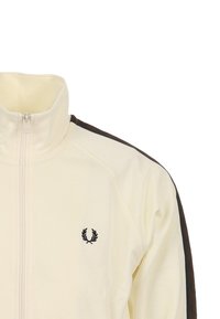 Witte jas met ritssluiting, zwarte accenten en logo. Heeft een hoge kraag en glad materiaal. Slim fit met contrasterende zijstrepen.