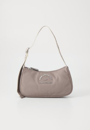 Mała taupe torebka na ramię ze srebrnym napisem-logo "Karl Lagerfeld Paris 21 Rue St-Guillaume" i regulowanym paskiem na białym tle.