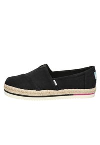 Zwarte canvas schoen met kruissteekdesign en espadrille-stijl gevlochten jute zool. Bevat een witte rubberen basis met roze accenten.