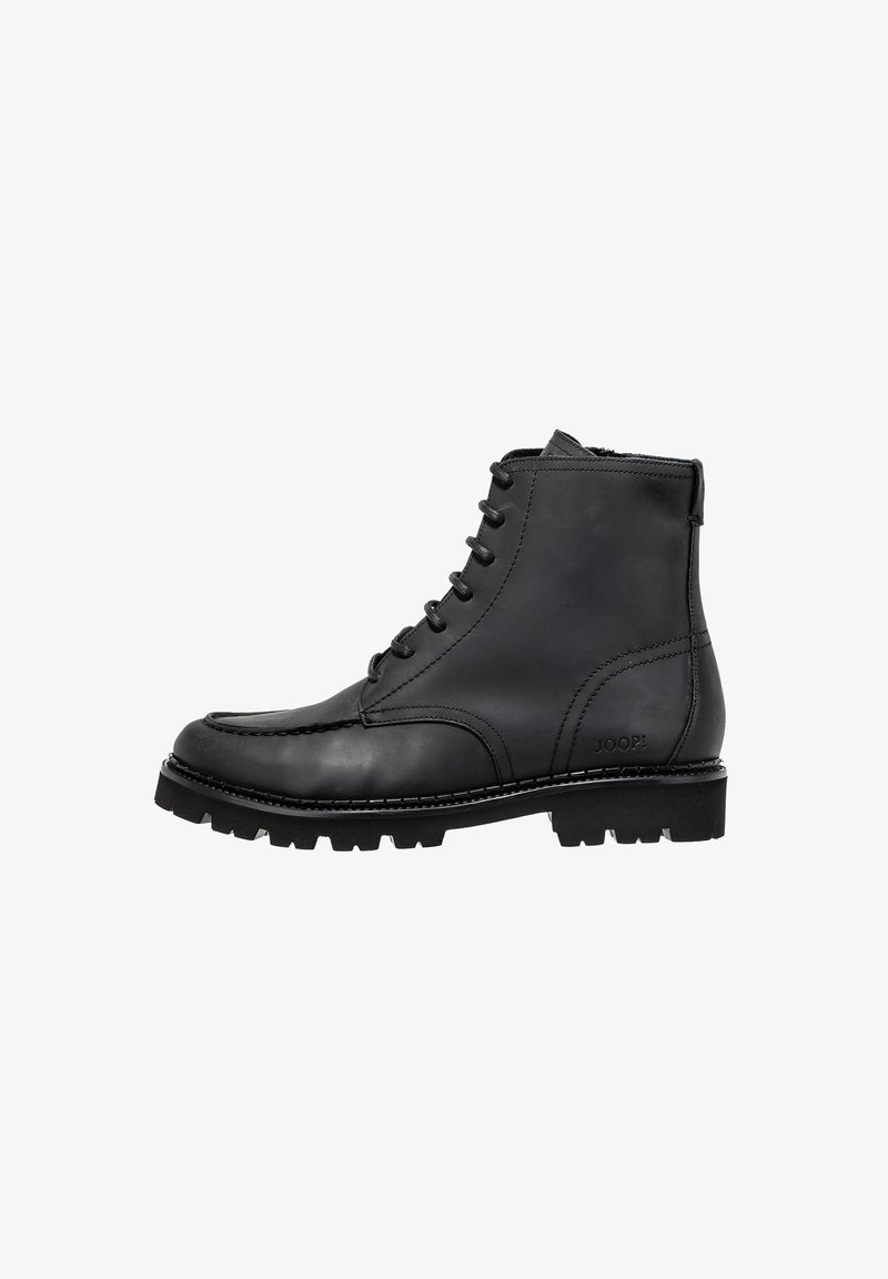 Bottines en cuir noir à lacets, avec un bout rond et une semelle à crampons robuste. Présente des œillets aveugles et un détail de logo embossé sur le talon.