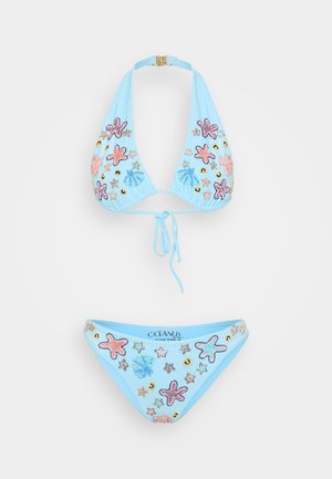Lysblåt bikiniset med halterneck-top og mini-bund, prydet med farverige broderede søstjerner og havtematiske motiver.