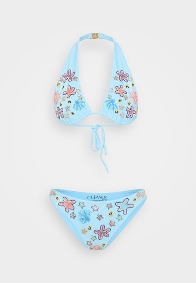Ensemble de bikini bleu clair avec un haut à col halter et un bas mini, décoré de étoiles de mer multicolores brodées et de motifs marins.