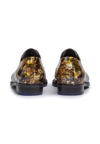 Chaussures habillées pour hommes avec un dessus en cuir brillant multicolore jaune et marron à motif et des semelles noires. Design avec un bout arrondi et un talon bas.