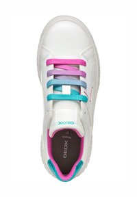 Sneaker bianco con lacci multicolore in rosa, viola, blu e turchese. Presenta una tomaia in pelle liscia e dettagli testurizzati.