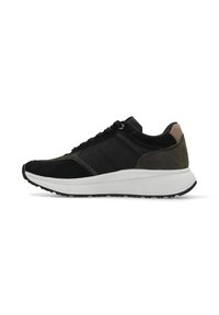 Czarny i oliwkowozielony sneaker z zamszową i siateczkową cholewką, posiadający białą podeszwę środkową, zaokrąglony czubek i teksturowaną gumową podeszwę.