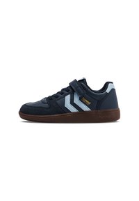 Dunkelblaue Sneakers mit einem Klettverschluss, aus Wildleder und synthetischen Materialien, hellblaue Akzente, Gummisohle, mit einem Logo an der Seite.