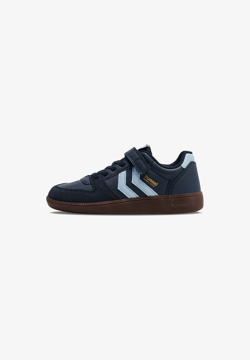 Dunkelblaue Sneakers mit einem Klettverschluss, aus Wildleder und synthetischen Materialien, hellblaue Akzente, Gummisohle, mit einem Logo an der Seite.