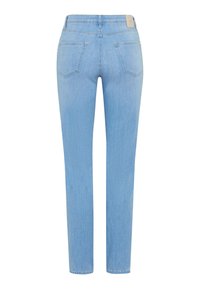 Jean en denim bleu clair avec une coupe droite, comportant deux poches arrière et une étiquette sur la ceinture. Texture lisse et détails de couture classiques.
