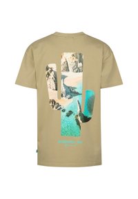 Beige bomuld t-shirt med en stor kaktus-silhuetgrafik, der viser en strandscene. Teksten "ENSENADA_MX" i turkis under designet.