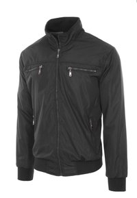La giacca bomber nera presenta un colletto alto, una chiusura frontale con zip e diverse tasche con zip. Realizzata in tessuto liscia e leggero.