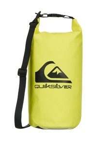 Gul vattentät torrväska med en svart Quiksilver-logga, med rulltoppsstängning och justerbar axelrem för bärande.