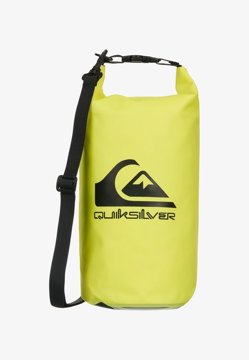 Bolsa seca impermeable amarilla con un logo negro de Quiksilver, que cuenta con un cierre enrollable y una correa de hombro ajustable para llevar.