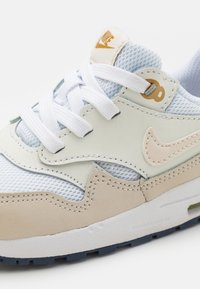 Nike Sportswear AIR MAX 1 EASYON - Sneakers basse - white/light orewood brown/midnight navy