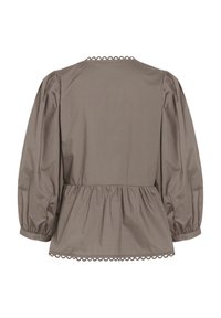 Braune Baumwollbluse mit puffartigen Ärmeln, Peplum-Taille und gewelltem Abschluss entlang des Halsauschnitts und Saums. Verfügt über Knopfdetails an den Bündchen.