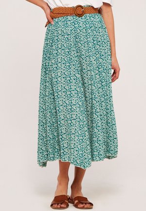 Florale Maxi-Rock in Türkis mit weißem Blumenmuster, mit geraffter Taille und geflochtenem braunem Gürtel. Weicher, fließender Stoff mit A-Linienform.