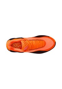Scarpa sportiva arancione con tomaia sintetica strutturata, suola esterna scura e sistema di allacciatura. Presenta un motivo geometrico nella soletta interna.