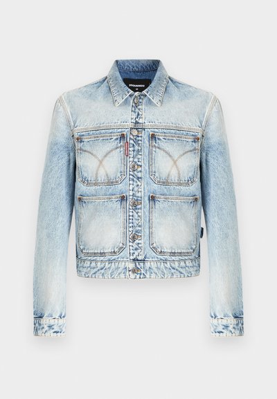 Ανοιχτό μπλε τζιν μπουφάν acid-wash με τέσσερις μπροστινές τσέπες, κλείσιμο με κουμπιά, γιακά και κόκκινη ετικέτα μάρκας στην αριστερή τσέπη στο στήθος.