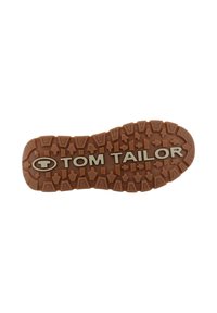 Suola di sneaker in gomma marrone con un grip testurizzato e motivi direzionali, e il logo "TOM TAILOR" in argento al centro.