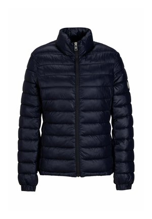 Marine blauwe pufferjack met een hoge kraag, horizontaal gestikt patroon, ritssluiting aan de voorkant en elastische manchetten voor warmte en comfort.