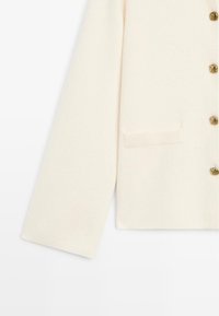 Cremefarbener Cardigan aus weichem Stoff mit geradem Schnitt, langen Ärmeln und fünf goldfarbenen Knöpfen sowie einer Seitentasche.