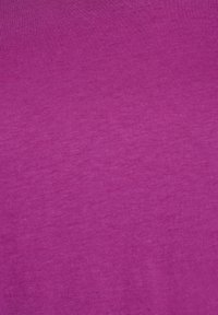 Fuksia kangas sileda tekstuuriga, millel on ühtlane värv ja kerge sära, luues ühtlase välimuse kogu pinnal.