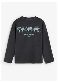 Camiseta negra de manga larga con tres gráficos de globos terráqueos y el texto "SCALPERS" en azul claro en la parte posterior. Tejido de algodón con un corte holgado.
