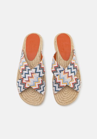 Sandales en tissu tissé avec des motifs en zigzag colorés en orange, bleu et blanc ; semelle en jute tressé et semelle en cuir lisse.