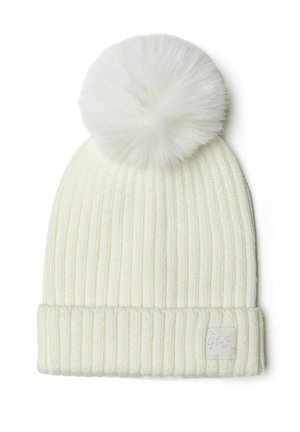 Witte gebreide beanie met geribbelde textuur, voorzien van een pluizige witte pompon bovenop en een klein label met een logo op de manchet.