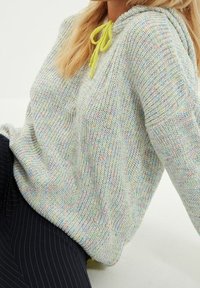 Trendyol Kapuzenpullover - grey