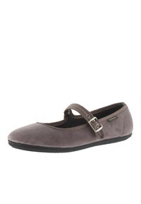 Zapato Mary Jane de terciopelo gris con punta redondeada, tira elástica, acento de hebilla y suela de goma texturizada. Forro suave y acabado liso.