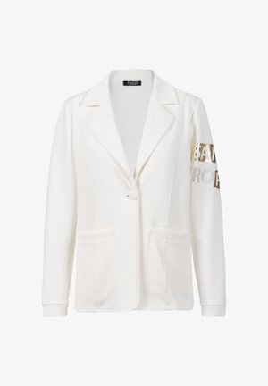 Blazer blanc à un bouton avec revers cranté, deux poches avant et texte métallique doré sur la manche supérieure.