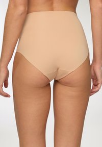 Mutande beige a vita alta con una finitura liscia. Presentano bordi senza cuciture e una vestibilità aderente, progettate per comfort e discrezione sotto i vestiti.