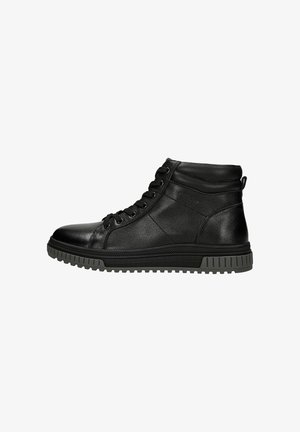 Czarne wysokie sneakersy wykonane z teksturowanej skóry, z wiązaniem, wyściełanym kołnierzem i kontrastującą gumową sole.