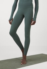 Nike Performance ZENVY - Tamprės - vintage green