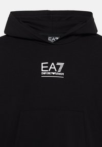 Čierna mikina s kapucňou z mäkkej tkaniny, ktorá má predné klokanie vrecko a biely logotyp EA7 Emporio Armani na hrudi.